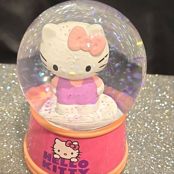 Hello Kitty By Sanrio Pink Glitter Snow Globe - Picture 6 of 8
